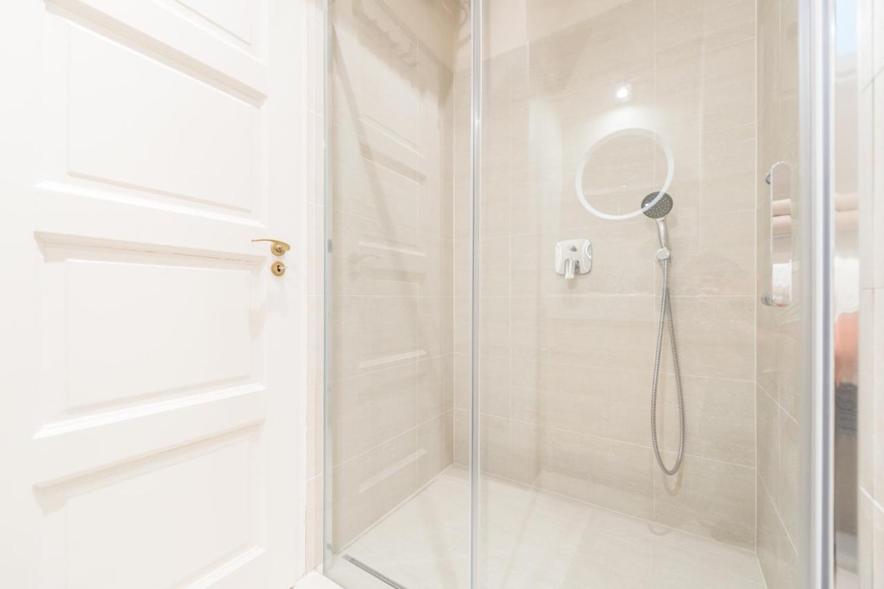 Downtown Heart 3 Bdr, 2 Bath, A/C Apartment Budapest Luaran gambar