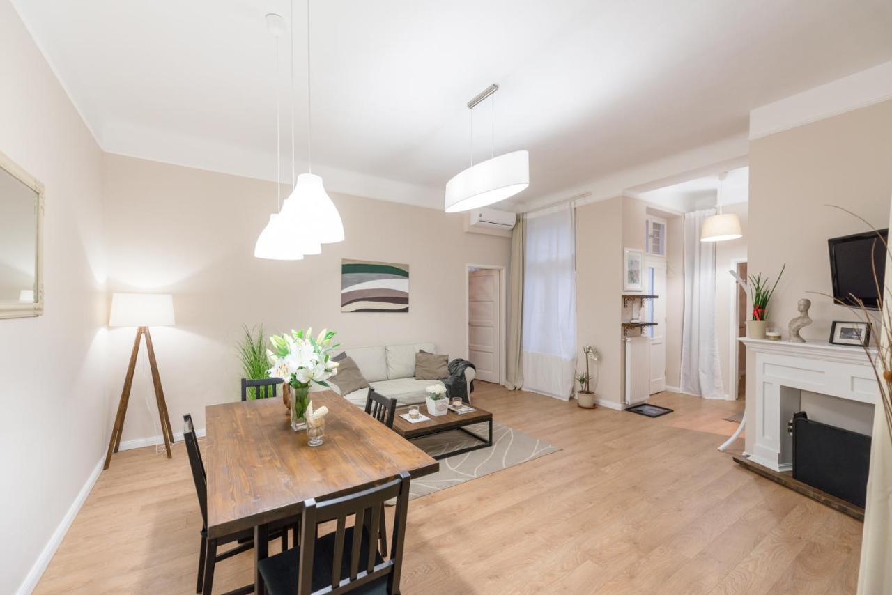 Downtown Heart 3 Bdr, 2 Bath, A/C Apartment Budapest Luaran gambar