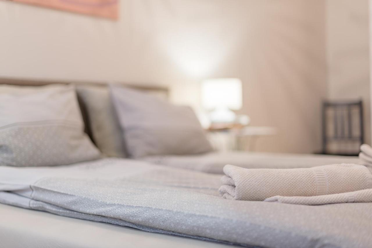 Downtown Heart 3 Bdr, 2 Bath, A/C Apartment Budapest Luaran gambar