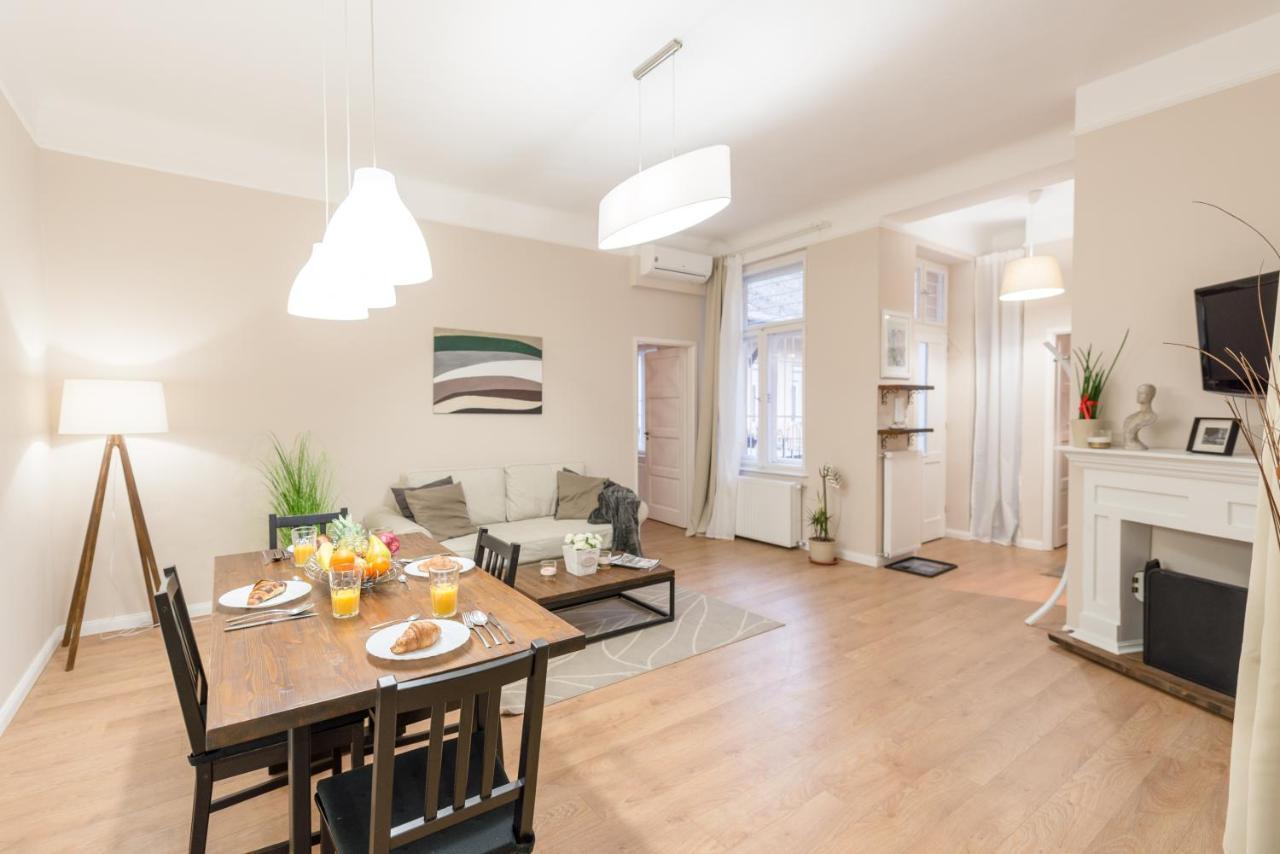 Downtown Heart 3 Bdr, 2 Bath, A/C Apartment Budapest Luaran gambar