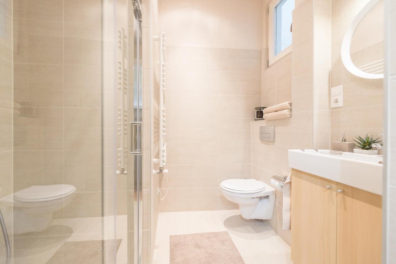 Downtown Heart 3 Bdr, 2 Bath, A/C Apartment Budapest Luaran gambar