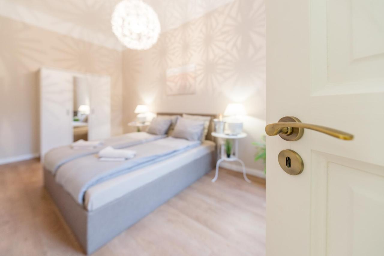 Downtown Heart 3 Bdr, 2 Bath, A/C Apartment Budapest Luaran gambar